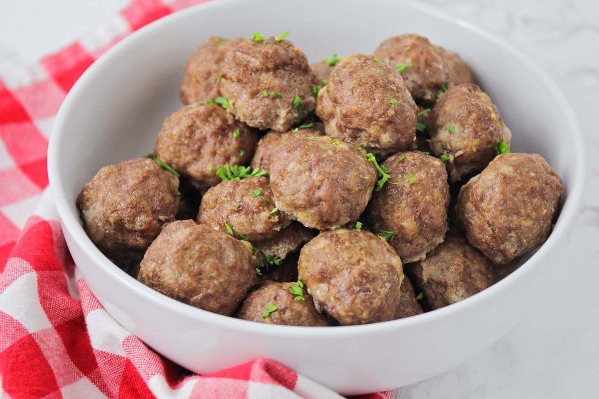 Easy Meatball Recipe {Step By Step! +Video} | Lil' Luna